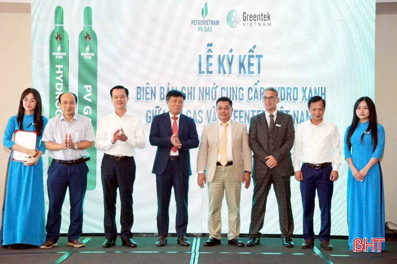 Phó Chủ tịch UBND tỉnh Trần Báu Hà và lãnh đạo các sở, ngành Hà Tĩnh chúc mừng kết quả hợp tác mua bán khí hydro xanh giữa PV GAS và Greentek Việt Nam. bqbht_br_z6805945760052-95afd060bd481e84251527dcdee2b43c-2710.jpg