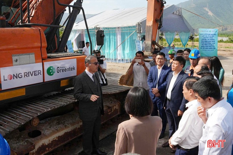 Ông William Matar – nhà phát minh công nghệ trực tiếp thuyết minh về cơ chế vận hành của hệ thống phun khí hydro vào động cơ diesel. bqbht_br_z6805945730139-a4c120824929d17bf6e2257a208c49b8.jpg