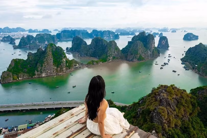 Tầm nhìn toàn cảnh vịnh Hạ Long từ núi Bài Thơ. Ảnh: @travelwithlings.