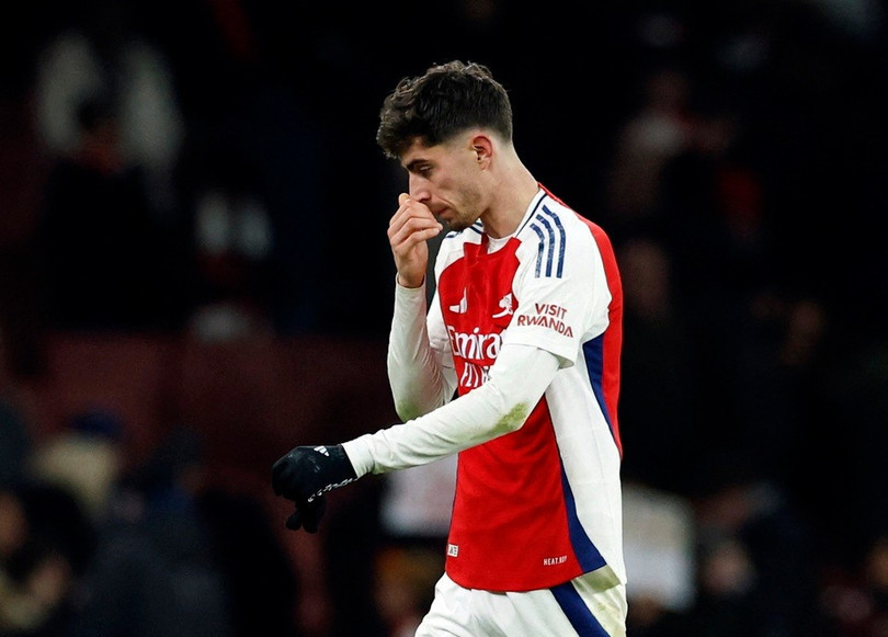 Arsenal lại tự vứt đi cơ hội trong cuộc đua vô địch.