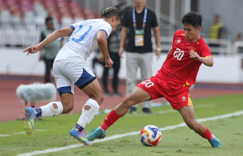 U23 Việt Nam gặp nhiều khó khăn trước đối thủ có thể hình tốt. Ảnh: Tâm Minh. U23 Việt Nam gặp nhiều khó khăn trước đối thủ có thể hình tốt. Ảnh: Tâm Minh.