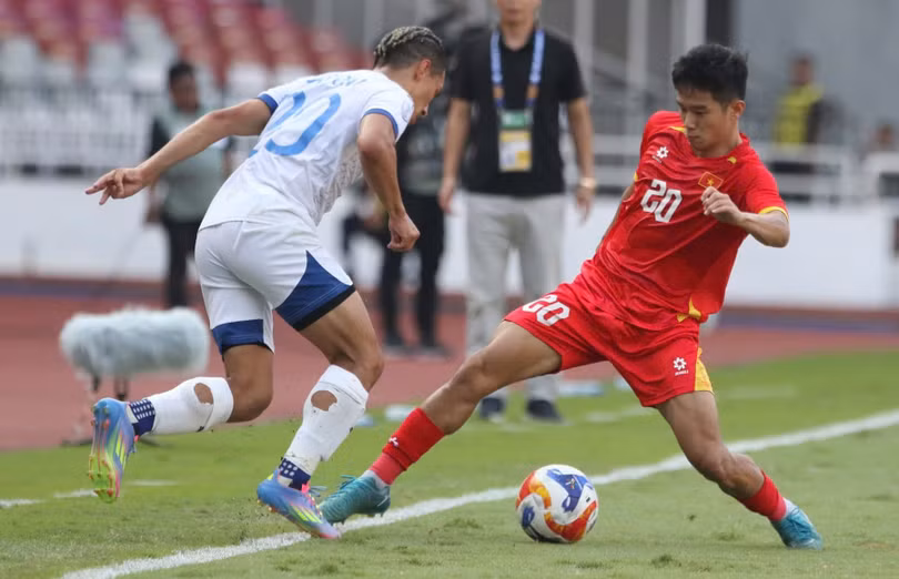 U23 Việt Nam gặp nhiều khó khăn trước đối thủ có thể hình tốt. Ảnh: Tâm Minh.