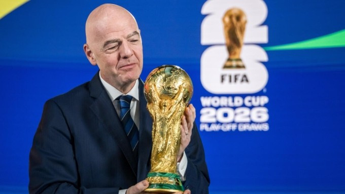 Chủ tịch FIFA Infantino bên chiếc cup vàng bóng đá thế giới, trước lễ bốc thăm World Cup 2026 tại Washington, Mỹ. Ảnh: FIFA