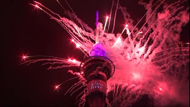 18h giờ Hà Nội: Auckland (New Zealand) trở thành thành phố lớn đầu tiên trên thế giới chào đón năm 2026. Đúng thời khắc nửa đêm, sau phần đếm ngược được chiếu trực tiếp lên tháp, màn pháo hoa kéo dài 5 phút sẽ được bắn lên từ Tháp Bầu Trời. Đây là màn pháo hoa ở độ cao lớn nhất Nam bán cầu, sử dụng hơn 500 kg pháo với 3.500 quả bắn riêng lẻ, tỏa ra theo hình vòng 360 độ từ ba tầng bắn trên tháp. Những chùm pháo vươn cao tới 80m phía trên đỉnh tháp, đạt độ cao tổng cộng khoảng 320m so với mặt đất. Ảnh: BBC.