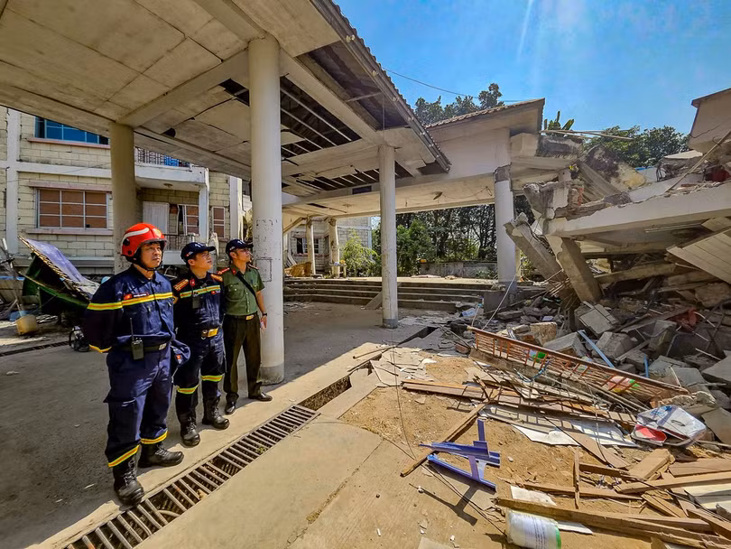 Hiện trường tòa nhà 3 tầng sụp đổ hoàn toàn trên diện tích 200m2.