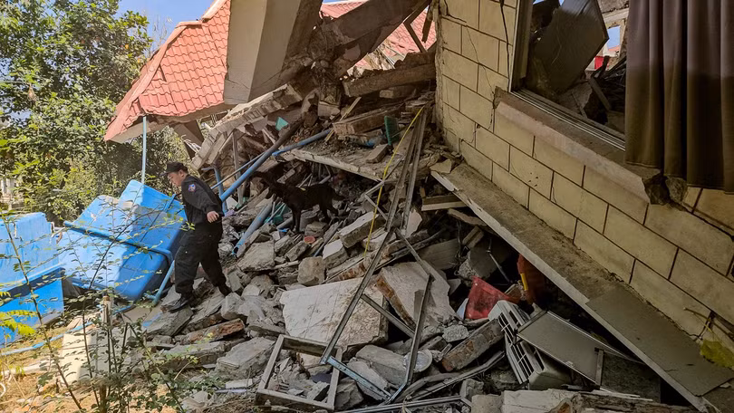 Nhiệm vụ đầu tiên của đoàn là tìm kiếm hai nạn nhân mắc kẹt trong ngôi nhà cao 3 tầng bị đổ sập hoàn toàn.