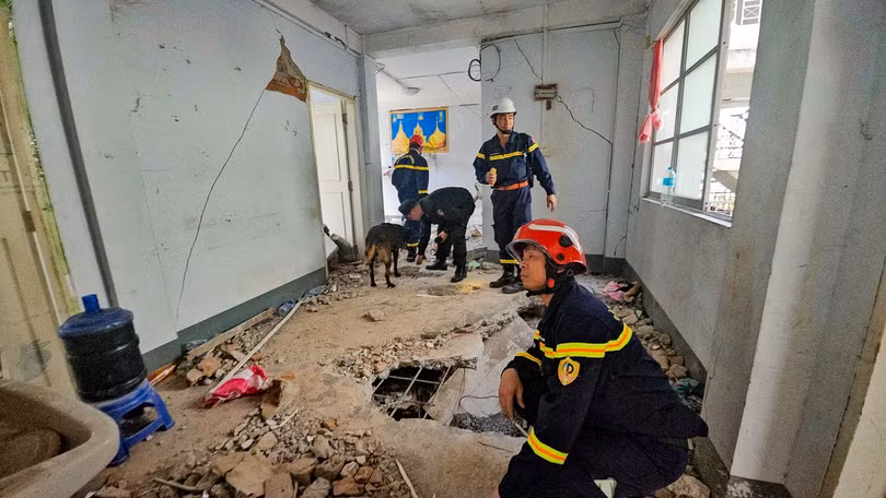 Cán bộ, chiến sĩ của đoàn dùng chó nghiệp vụ và các thiết bị hiện đại để xác định vị trí của hai nạn nhân.