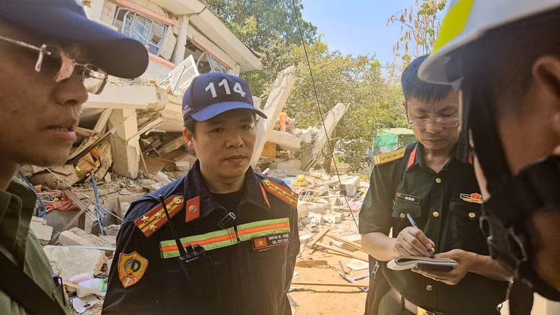 Sau khi họp tác chiến với Điều phối viên Trung tâm cứu trợ khẩn cấp thiên tai, đoàn tới hiện trường đầu tiên cách vị trí đóng quân 20 phút di chuyển.