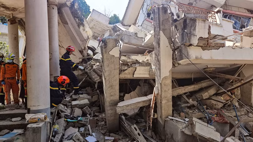 Ngôi nhà có một người đàn ông hơn 60 tuổi và một phụ nữ khoảng 30 tuổi bị mắc kẹt.