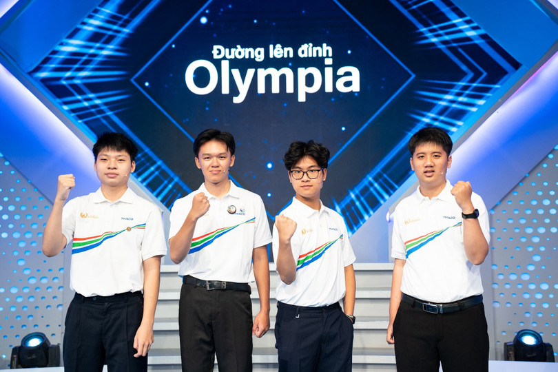 Fyra tävlande i finalomgången av Road to Olympia. Bốn thí sinh tại trận chung kết Đường lên đỉnh Olympia.