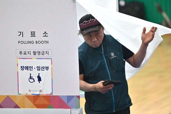 Cử tri Hàn Quốc bỏ phiếu tại điểm bầu cử ở Seoul ngày 3/6. Ảnh: AFP Cử tri Hàn Quốc bỏ phiếu tại điểm bầu cử ở Seoul ngày 3/6. Ảnh: AFP