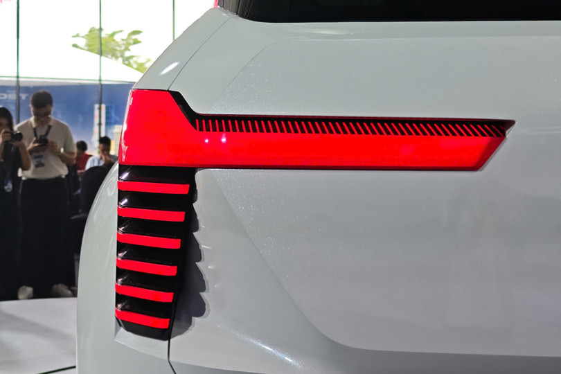 Nhiều khả năng mẫu xe mới của Mitsubishi sẽ được trang bị loạt công nghệ hỗ trợ lái ADAS như hỗ trợ phanh khẩn cấp, kiểm soát hành trình chủ động hay tự động giữ làn. Ngoài ra một số công nghệ xuất hiện ở sản phẩm mới có thể là cảm biến áp suất lốp và đèn pha tự động.