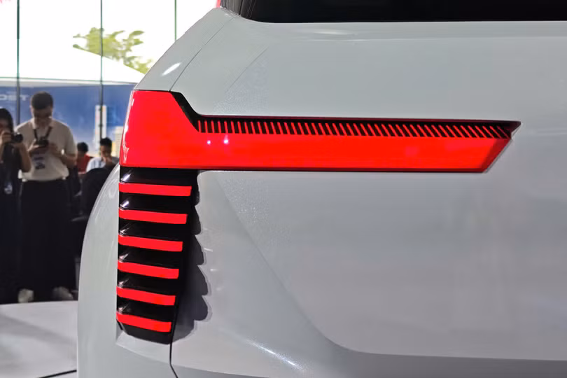 Nhiều khả năng mẫu xe mới của Mitsubishi sẽ được trang bị loạt công nghệ hỗ trợ lái ADAS như hỗ trợ phanh khẩn cấp, kiểm soát hành trình chủ động hay tự động giữ làn. Ngoài ra một số công nghệ xuất hiện ở sản phẩm mới có thể là cảm biến áp suất lốp và đèn pha tự động.