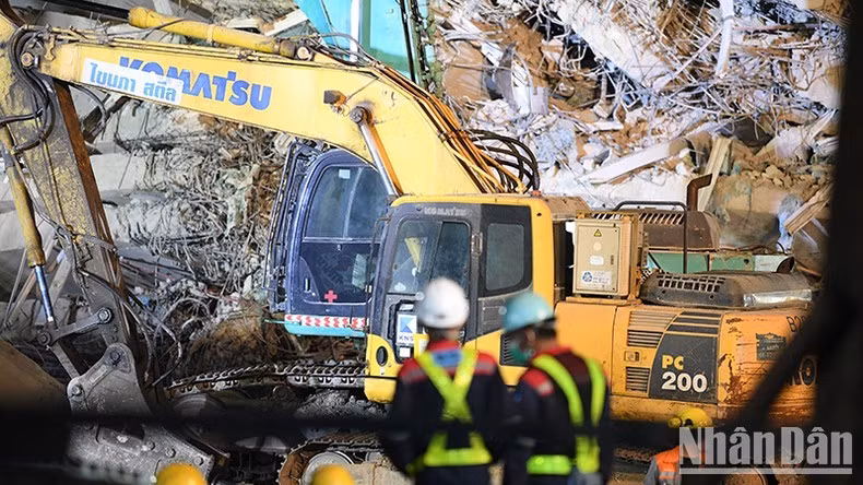 Ngày 1/4, đã có thêm 1 thi thể được tìm thấy tại hiện trường vụ sập tòa nhà văn phòng OAG. (Ảnh: XUÂN SƠN)