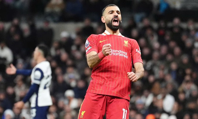 Mohamed Salah (phải) mừng bàn nâng tỷ số lên 4-1 cho Liverpool trước Tottenham ở London, vòng 17 Ngoại hạng Anh tối 22/12/2024. Ảnh: PA Mohamed Salah (phải) mừng bàn nâng tỷ số lên 4-1 cho Liverpool trước Tottenham ở London, vòng 17 Ngoại hạng Anh tối 22/12/2024. Ảnh: PA