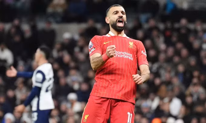 Mohamed Salah (phải) mừng bàn nâng tỷ số lên 4-1 cho Liverpool trước Tottenham ở London, vòng 17 Ngoại hạng Anh tối 22/12/2024. Ảnh: PA