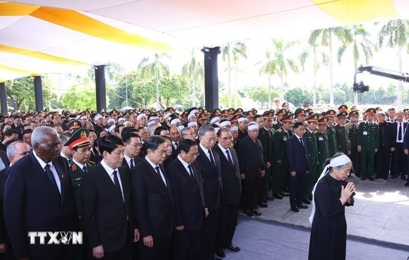 Phu nhân Tổng Bí thư cùng các đồng chí lãnh đạo, nguyên lãnh đạo Đảng, Nhà nước, đại biểu trong nước và quốc tế mặc niệm Tổng Bí thư Nguyễn Phú Trọng. (Ảnh: TTXVN) Phu nhân Tổng Bí thư cùng các đồng chí lãnh đạo, nguyên lãnh đạo Đảng, Nhà nước, đại biểu trong nước và quốc tế mặc niệm Tổng Bí thư Nguyễn Phú Trọng. (Ảnh: TTXVN)