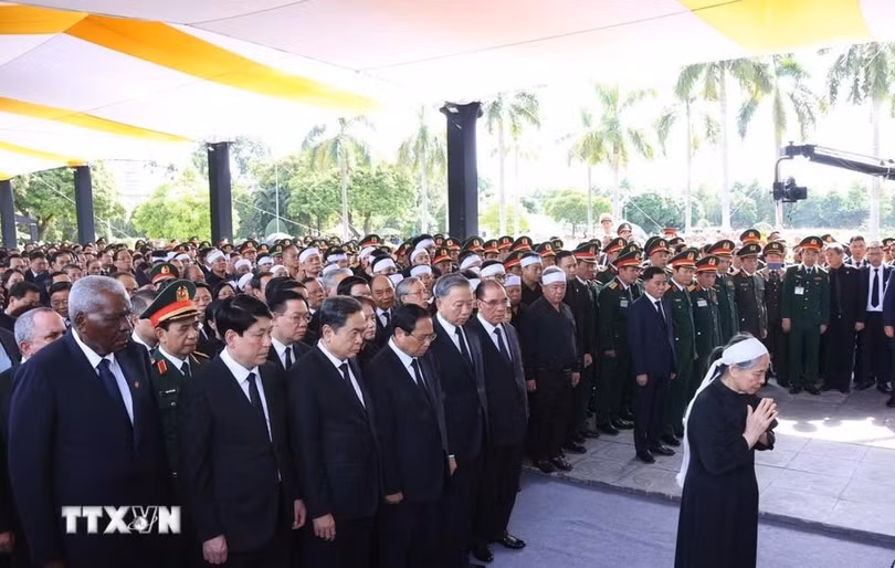 Phu nhân Tổng Bí thư cùng các đồng chí lãnh đạo, nguyên lãnh đạo Đảng, Nhà nước, đại biểu trong nước và quốc tế mặc niệm Tổng Bí thư Nguyễn Phú Trọng. (Ảnh: TTXVN)
