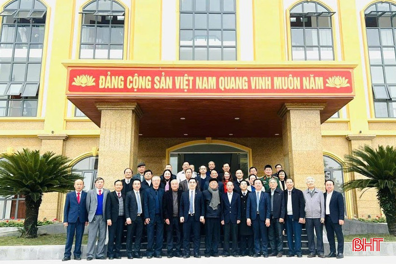 Lãnh đạo TX Hồng Lĩnh chụp ảnh lưu niệm cùng lãnh đạo thị xã qua các thời kỳ. bqbht_br_tx-hong-linh-6.jpg