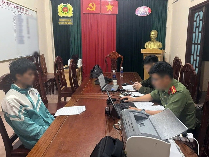 Thí sinh N.P.T.S (sinh năm 2007, trú tại huyện Lâm Hà) là người sử dụng thiết bị công nghệ cao để chuyển đề thi ra ngoài, làm việc với cơ quan công an. (Ảnh: TTXVN phát) lo-de-thi-1.jpg