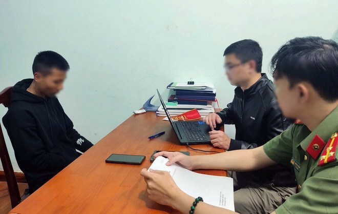 Đối tượng B.T.Q (sinh năm 2008, trú tại huyện Lâm Hà) là người ở bên ngoài nhận và hỗ trợ giải, đọc đáp án đề thi cho thí sinh trong phòng thi. (Ảnh: TTXVN phát) Đối tượng B.T.Q (sinh năm 2008, trú tại huyện Lâm Hà) là người ở bên ngoài nhận và hỗ trợ giải, đọc đáp án đề thi cho thí sinh trong phòng thi. (Ảnh: TTXVN phát)