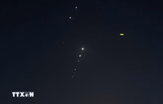 Hệ thống đánh chặn tên lửa được kích hoạt tại Doha, sau khi Iran phóng tên lửa nhằm vào căn cứ không quân Al-Udeid của Mỹ ở Qatar, ngày 23/6. (Ảnh: Reuters/TTXVN)