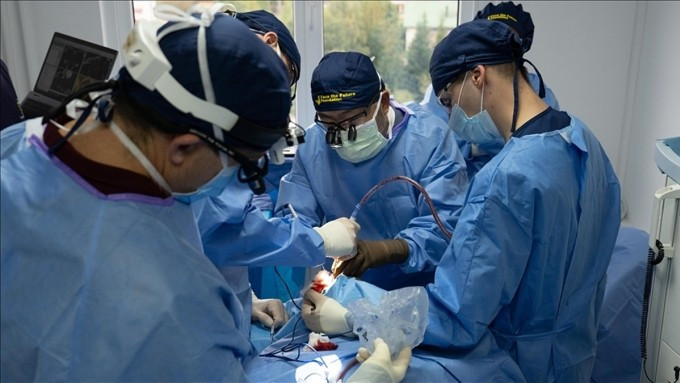 Bác sĩ tại một hệ thống y tế ở Hàn Quốc đang điều trị cho bệnh nhân. Ảnh: AA Bác sĩ tại một hệ thống y tế ở Hàn Quốc đang điều trị cho bệnh nhân. Ảnh: AA