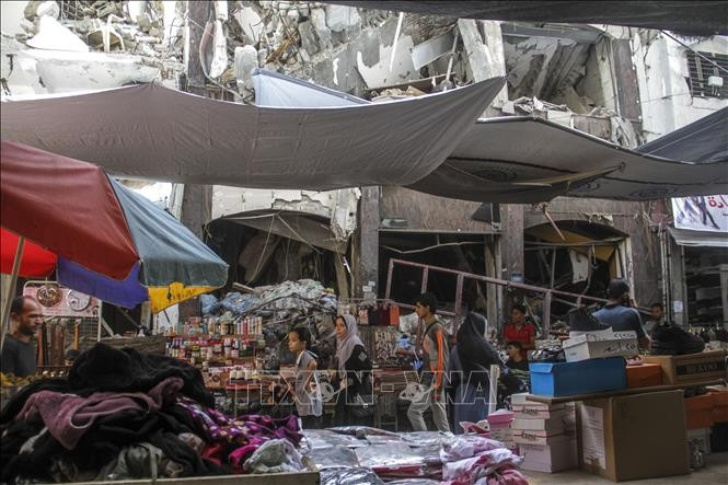 Người dân tại Jabalia, Dải Gaza. Ảnh: THX/TTXVN