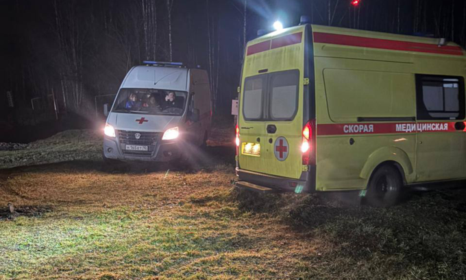 Lực lượng khẩn cấp tại hiện trường vụ rơi máy bay Su-30 ở Karelia hôm 13/11. Ảnh: Gazeta