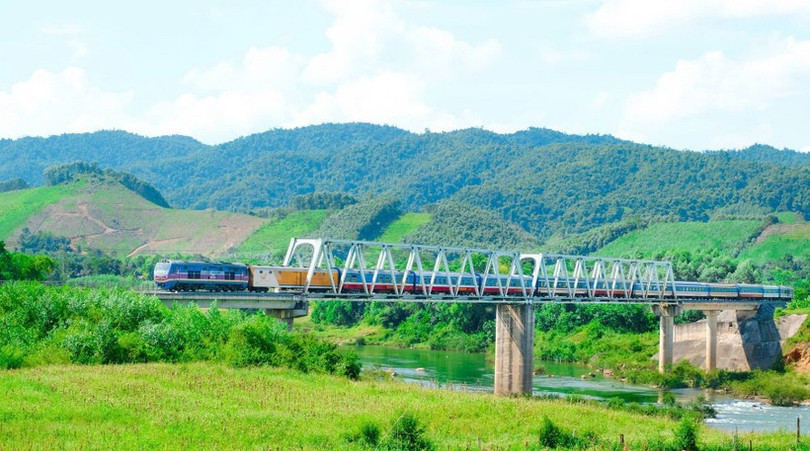 Jalur kereta api Lao Cai-Hanoi-Hai Phong sedang dibangun kembali dengan tujuan menghubungkan pelabuhan laut internasional Hai Phong dan Tiongkok. (Foto: PV/Vietnam+) tau-hoa.jpg