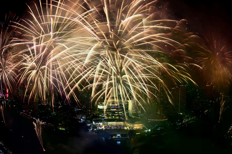 0h giờ Hà Nội: Pháo hoa bừng sáng trên bầu trời thủ đô Bangkok (Thái Lan), đánh dấu khoảnh khắc chuyển giao sang năm 2026. Ảnh: Reuters.