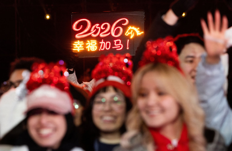 23h giờ Hà Nội: 1,4 tỷ người dân Trung Quốc đón chào ngày 1/1/2026. Đông đảo người dân tụ tập tại đoạn Vạn Lý Trường Thành Juyongguan (Cư Dung Quan) ở Bắc Kinh (Trung Quốc), người giơ tấm bảng in con số 2026 cùng hình ảnh con ngựa - biểu tượng của năm mới sắp đến để tham dự lễ đếm ngược chào năm mới. Ảnh: Reuters.