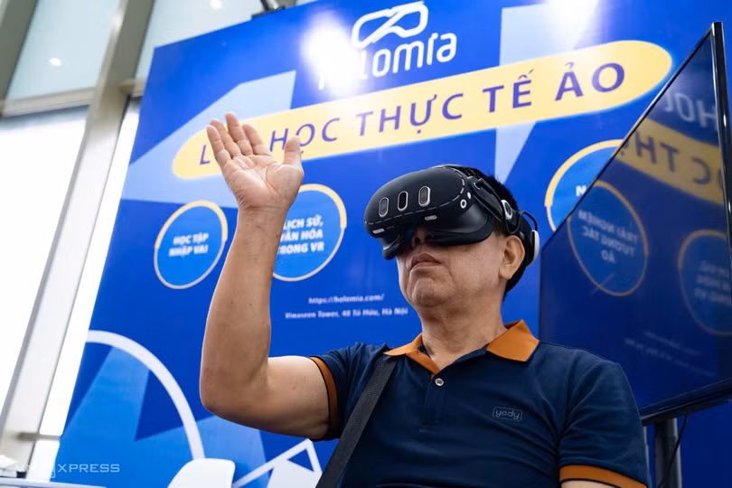 Một người đang trải nghiệm thiết bị tại Lớp hợp thực tế ảo.