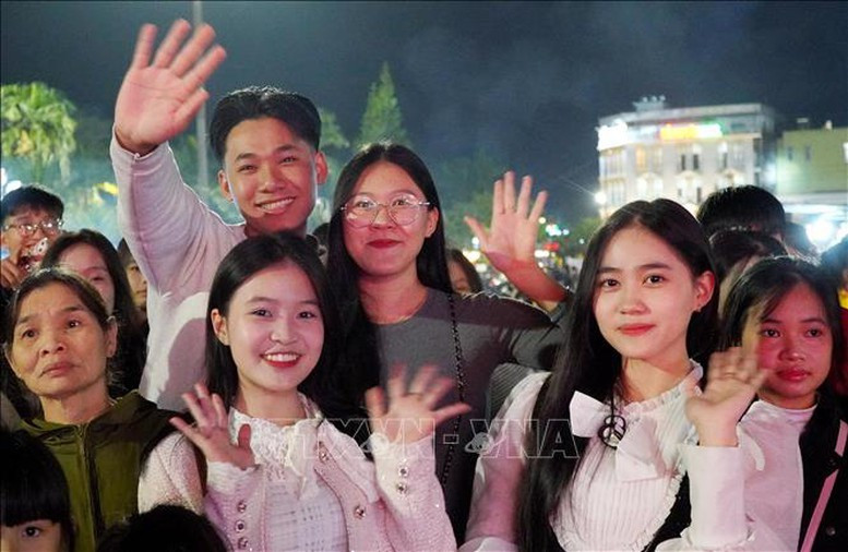 Người dân hân hoan chào đón năm mới 2026 - Ảnh: TTXVN