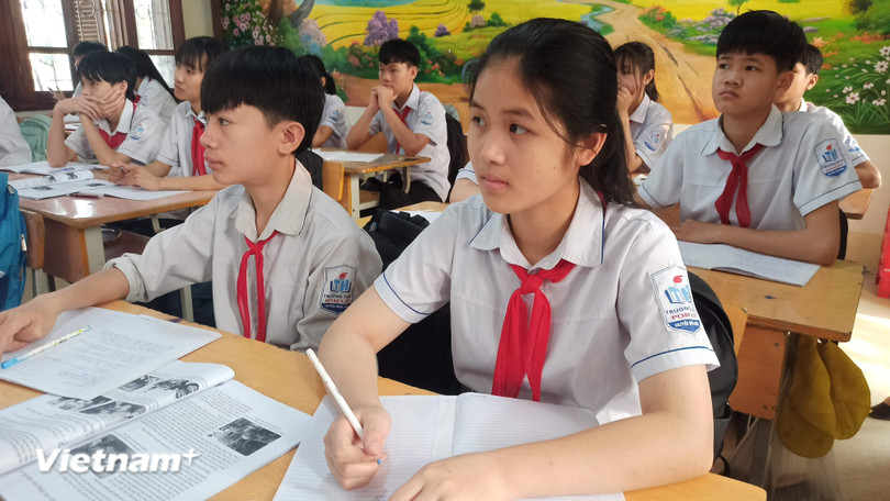 According to Minister Nguyen Kim Son, extra classes can help consolidate knowledge, but bring little value to human development. (Illustration photo: Pham Mai/Vietnam+) Theo Bộ trưởng Nguyễn Kim Sơn, học thêm có thể đem lại sự củng cố kiến thức, nhưng ít đem lại giá trị cho sự phát triển con người. (Ảnh minh họa: Phạm Mai/Vietnam+)
