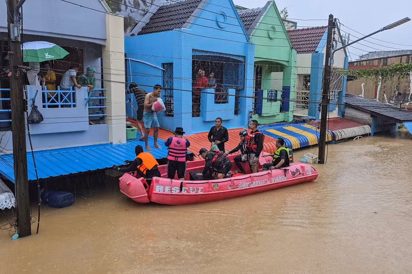 Lực lượng cứu hộ người dân tại thành phố Hat Yai. Ảnh: Reuters.