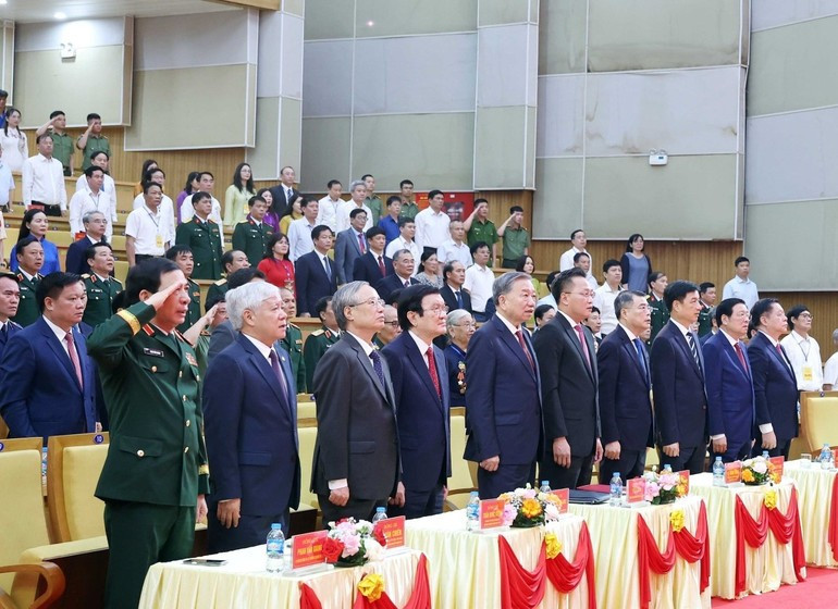 Tổng Bí thư Tô Lâm cùng các đồng chí lãnh đạo, nguyên lãnh đạo Đảng, Nhà nước dự Lễ kỷ niệm. Tổng Bí thư Tô Lâm cùng các đồng chí lãnh đạo, nguyên lãnh đạo Đảng, Nhà nước dự Lễ kỷ niệm.