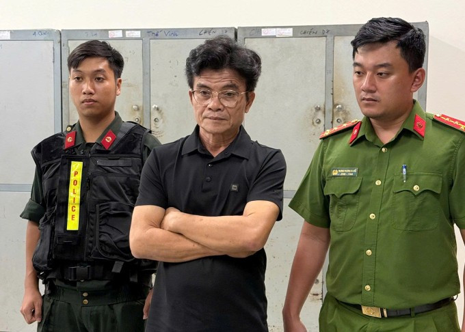 Võ Thành Tâm (giữa) tại cơ quan điều tra. Ảnh: Công an cung cấp