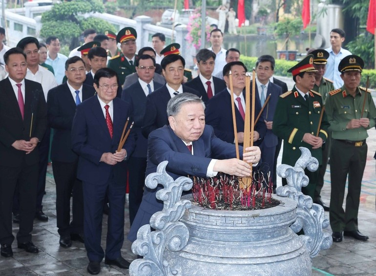 Tổng Bí thư Tô Lâm, các đồng chí lãnh đạo, nguyên lãnh đạo Đảng, Nhà nước dâng hương tại Nhà tưởng niệm Tổng Bí thư Nguyễn Văn Linh ở xã Nguyễn Văn Linh, tỉnh Hưng Yên. Tổng Bí thư Tô Lâm, các đồng chí lãnh đạo, nguyên lãnh đạo Đảng, Nhà nước dâng hương tại Nhà tưởng niệm Tổng Bí thư Nguyễn Văn Linh ở xã Nguyễn Văn Linh, tỉnh Hưng Yên.