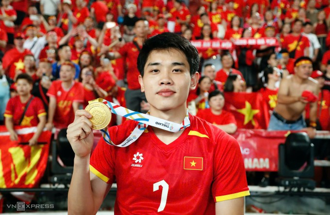 Tiền đạo Nguyễn Đình Bắc mừng HC vàng SEA Games 33 tại sân Rajamangala, Thái Lan tối 18/12. Ảnh: Đức Đồng