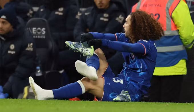 Cucurella thay giày sau hai pha trượt chân khiến Chelsea thua trước hai bàn. Ảnh: AP