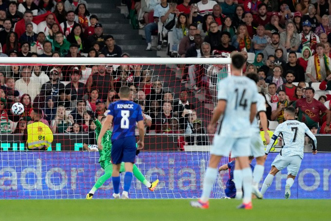 Tiền đạo Cristiano Ronaldo (số 7) ghi bàn nâng tỷ số lên 2-0 trong trận Bồ Đào Nha thắng Croatia 2-1 ở lượt đầu bảng A Nations League 2024-2025 trên sân Da Luz, Lisbon ngày 5/9. Ảnh: AP Tiền đạo Cristiano Ronaldo (số 7) ghi bàn nâng tỷ số lên 2-0 trong trận Bồ Đào Nha thắng Croatia 2-1 ở lượt đầu bảng A Nations League 2024-2025 trên sân Da Luz, Lisbon ngày 5/9. Ảnh: AP