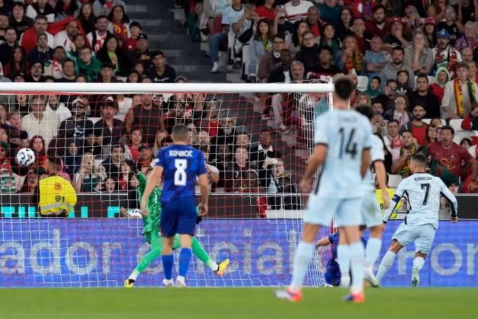 Tiền đạo Cristiano Ronaldo (số 7) ghi bàn nâng tỷ số lên 2-0 trong trận Bồ Đào Nha thắng Croatia 2-1 ở lượt đầu bảng A Nations League 2024-2025 trên sân Da Luz, Lisbon ngày 5/9. Ảnh: AP