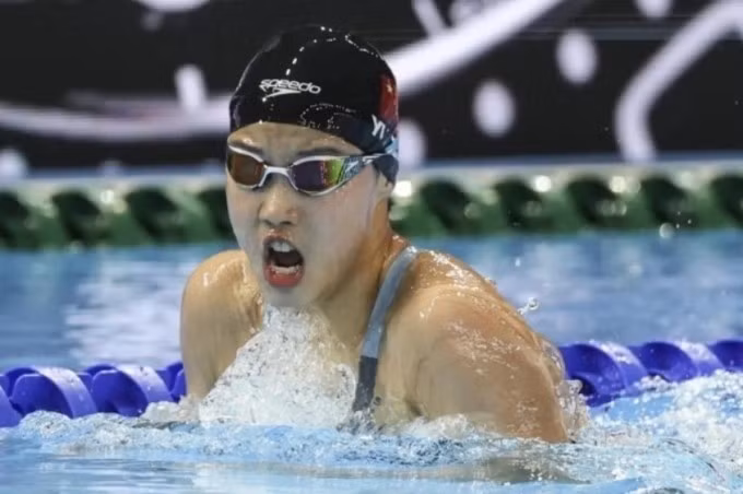 Yu Zidi trên đường bơi chung kết 200m hỗn hợp giải VĐTG tại Singapore ngày 28/7. Ảnh: Marca