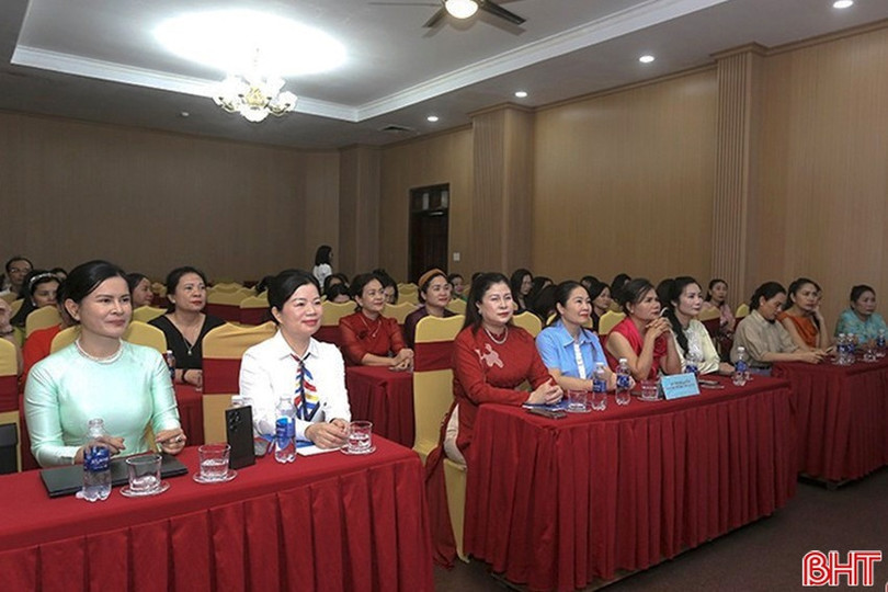 Hiệp hội Nữ doanh nhân Hà Tĩnh thường xuyên tổ chức các cuộc hội thảo nâng cao kiến thức điều hành, sản xuất và kinh doanh cho các hội viên. image.jpg