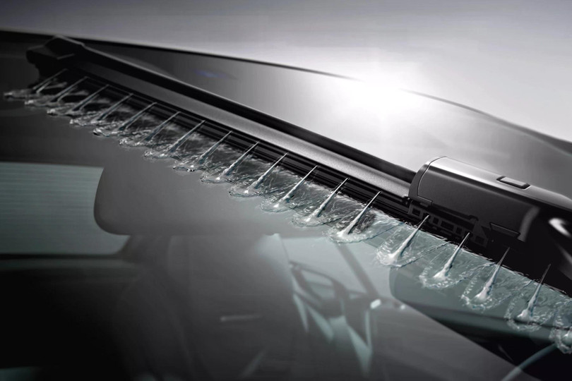 Với những mẫu xe hiện đại, công nghệ rửa kính ngày càng tinh vi. Thậm chí, vòi phun nước còn được tích hợp sẵn trên cần gạt mưa như trên hệ thống Magic Vision Control của Mercedes-Benz.