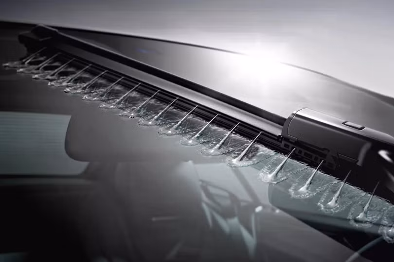 Với những mẫu xe hiện đại, công nghệ rửa kính ngày càng tinh vi. Thậm chí, vòi phun nước còn được tích hợp sẵn trên cần gạt mưa như trên hệ thống Magic Vision Control của Mercedes-Benz.