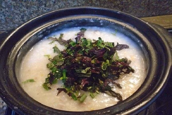 Cháo hành tía tô giải cảm.