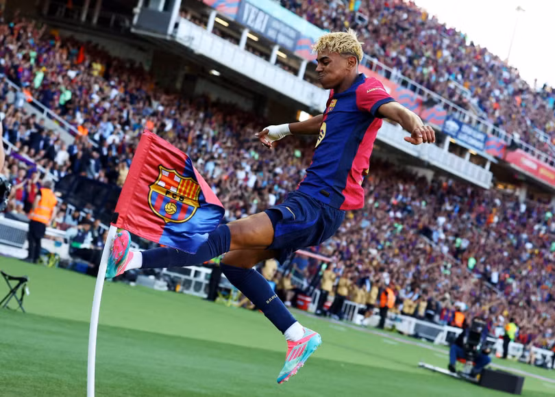 Lamine Yamal đang tung hoành sân cỏ.