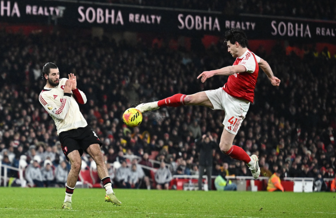 Declan Rice tung người dứt điểm trong trận Arsenal hòa Liverpool 0-0 ở vòng 21 Ngoại hạng Anh trên sân Emirates, London, Anh ngày 8/1/2026. Ảnh: Reuters